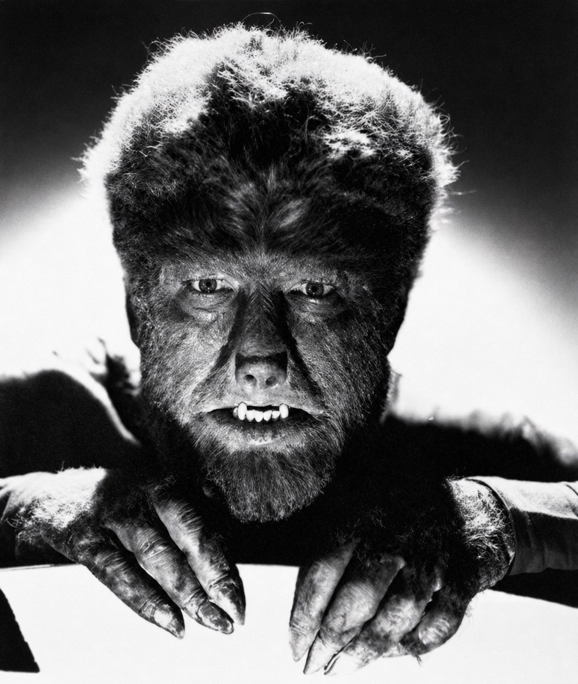 Lawrence Talbot caracterizado como hombre lobo en el cine clásico